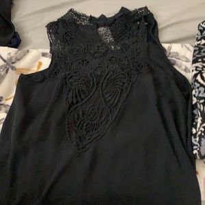 Sleeveless lace blouse with tie in the back